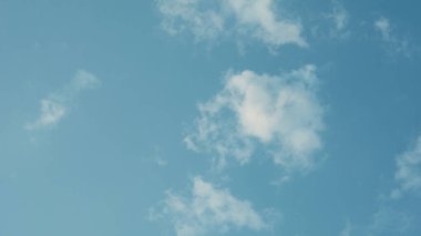 Sulu mavi bulutlarıyla güzel, havadar bir gökyüzü.