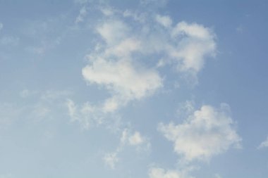 Sulu mavi bulutlarıyla güzel, havadar bir gökyüzü.