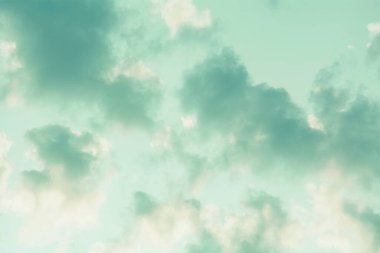 Sulu mavi bulutlarıyla güzel, havadar bir gökyüzü.