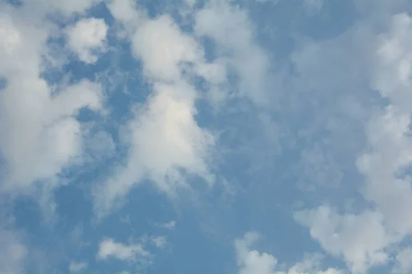 Sulu Mavi Bulutlarıyla Güzel Havadar Bir Gökyüzü — Stok fotoğraf