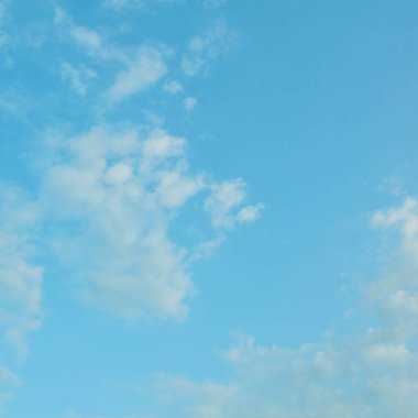 Sulu mavi bulutlarıyla güzel, havadar bir gökyüzü.