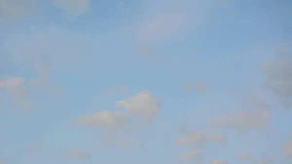 Bel Cielo Arioso Con Succose Giovani Nuvole Blu — Foto Stock
