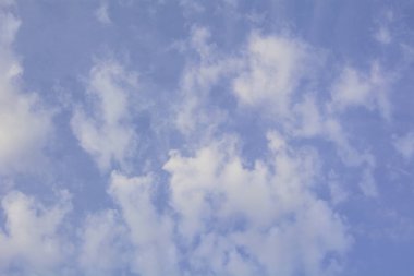 Güzel gökyüzü, büyük romantik bulutlar.