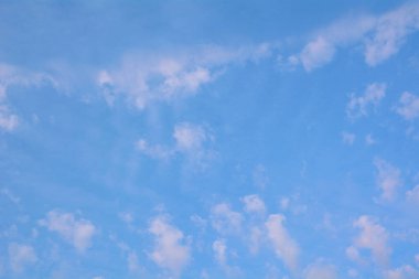 Güzel gökyüzü, büyük romantik bulutlar.