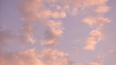 Güzel gökyüzü, büyük romantik bulutlar.