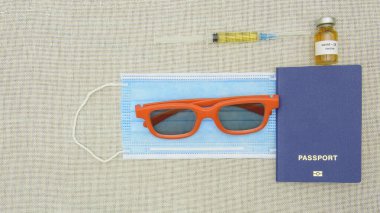 Koronavirüse karşı tıbbi aşı yakın plan, covid 19, aşı, enjeksiyon, şırınga, tıbbi maske