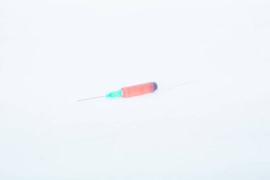 Koronavirüse karşı tıbbi aşı yakın plan, covid 19, aşı, enjeksiyon, şırınga, tıbbi maske