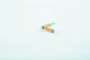 Koronavirüse karşı tıbbi aşı yakın plan, covid 19, aşı, enjeksiyon, şırınga, tıbbi maske