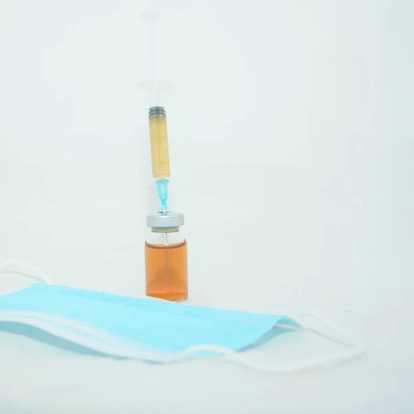 코로나 바이러스에 대항하는 클로즈업 주사기 의료용 마스크 — 스톡 사진