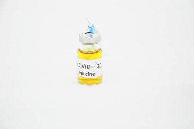 Koronavirüse karşı tıbbi aşı yakın plan, covid 19, aşı, enjeksiyon, şırınga, tıbbi maske