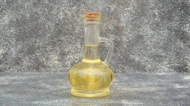 Güzel bir arka planda taze kokulu bir yağ şişesi.