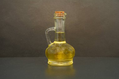 Güzel bir arka planda taze kokulu bir yağ şişesi.