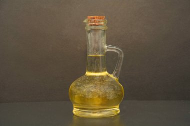 Güzel bir arka planda taze kokulu bir yağ şişesi.