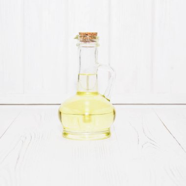 Güzel bir arka planda taze kokulu bir yağ şişesi.