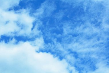 Fırtına bulutlarında güzel mavi bahar gökyüzü