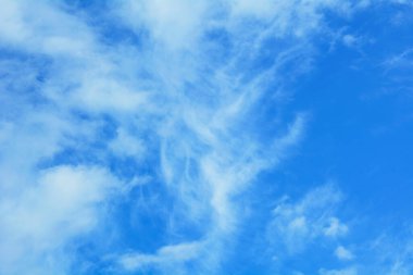 Fırtına bulutlarında güzel mavi bahar gökyüzü