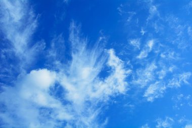 Fırtına bulutlarında güzel mavi bahar gökyüzü