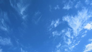 Fırtına bulutlarında güzel mavi bahar gökyüzü