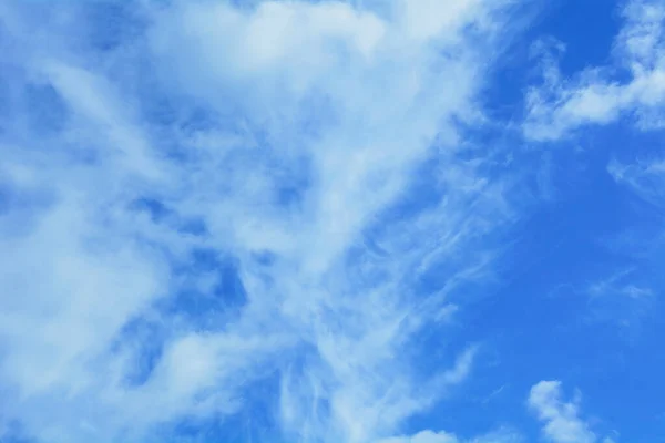 Fırtına Bulutlarında Güzel Mavi Bahar Gökyüzü — Stok fotoğraf