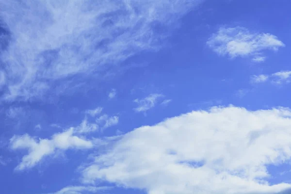 Fırtına Bulutlarında Güzel Mavi Bahar Gökyüzü — Stok fotoğraf