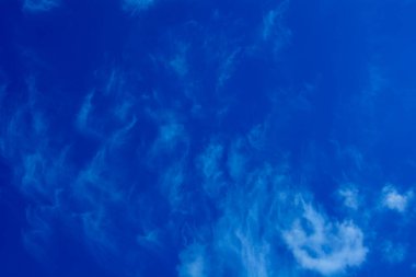 Mavi gökyüzünde güzel, büyük bulutlar