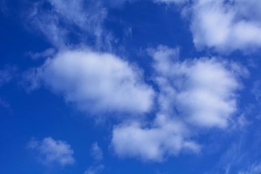 Mavi gökyüzünde güzel, büyük bulutlar