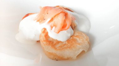 Beyaz bir tabakta kırmızı balık dilimleri. Kapat