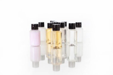 Vücut ve saç bakım ürünleri olan çok renkli şişeler. Kompozisyonun ortasında yansıma ile