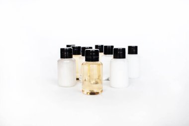 Vücudu, derisi ve saç bakım ürünleri olan birçok beyaz ve sarı şişe..