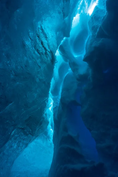 Cueva de hielo en el glaciar Vatnajokull IcelandAn — Foto de Stock