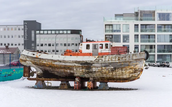 Oude houten boot wachten op reparatie — Stockfoto