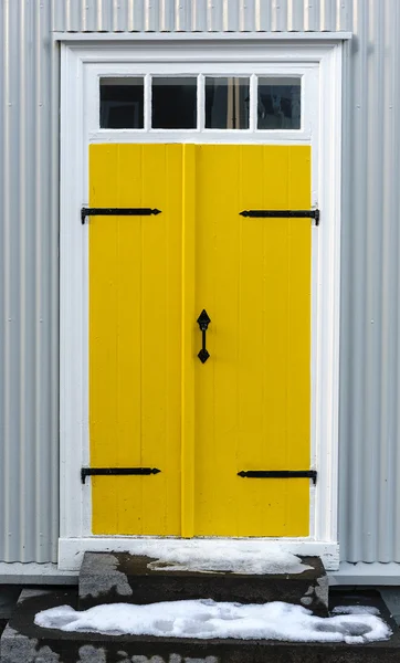 Żółty drzwi na dom w Islandii — Zdjęcie stockowe