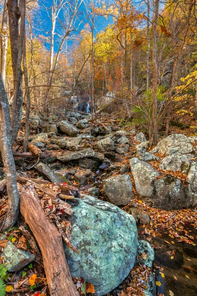 Cascatas de águas caindo, Blue Ridge Parkway, Va . — Fotografia de Stock