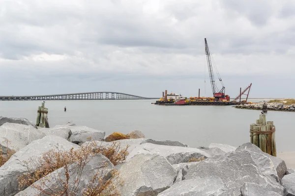 Dredge on tjhe Oregon Inlet, Carolina del Norte — Foto de Stock