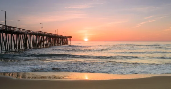 Salida del sol en el muelle 14. — Foto de Stock