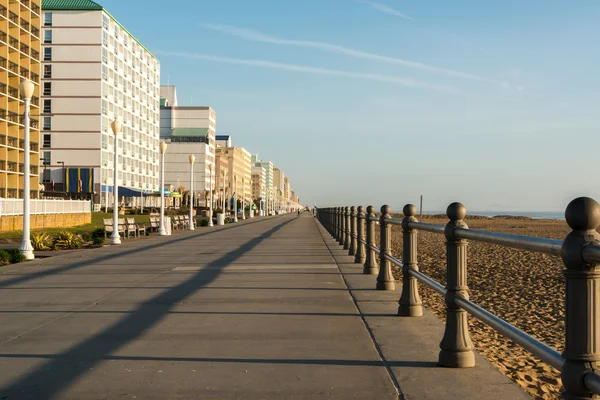 Früher morgen am jungfräulichen strand — Stockfoto