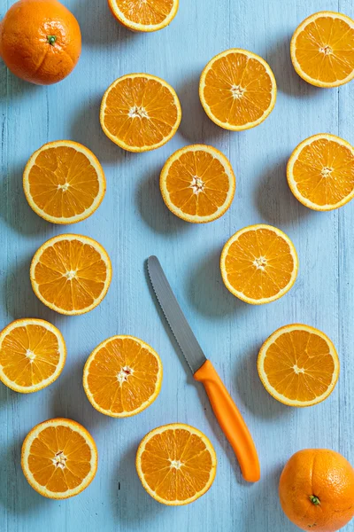 Orangen und Messer Stockfoto