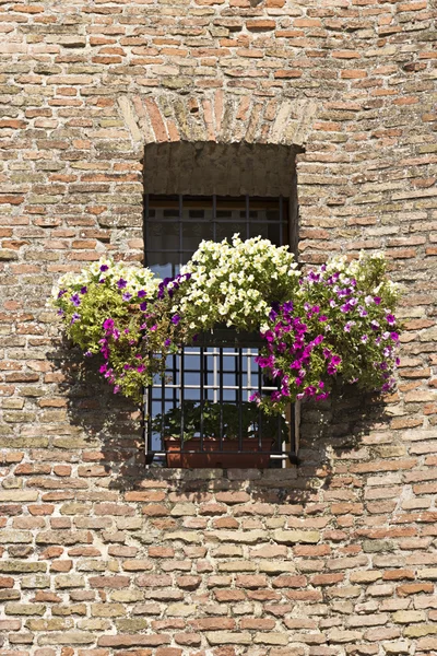 Květovaný balkon a valem — Stock fotografie