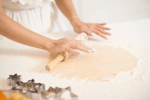 Chica lanza la masa para las galletas de Año Nuevo — Foto de Stock