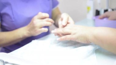 Manikür ve pedikür ustasının süreci.