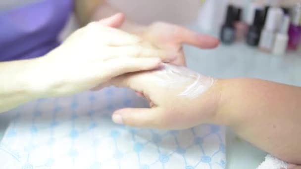 O processo do mestre de manicure e pedicure close-up — Vídeo de Stock
