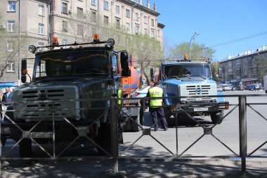 Rusya, Novosibirsk 09.05.2019: kentte denetimli polis müfettişi taşıyan kamyonların girmesi yasaktır