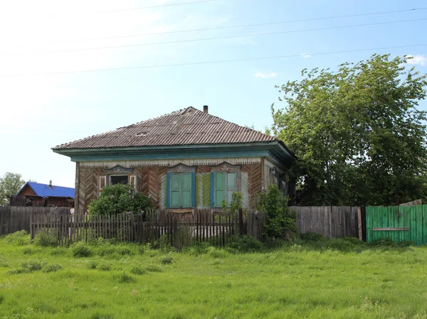 Issız bir köyde, eski ahşap bir ev.