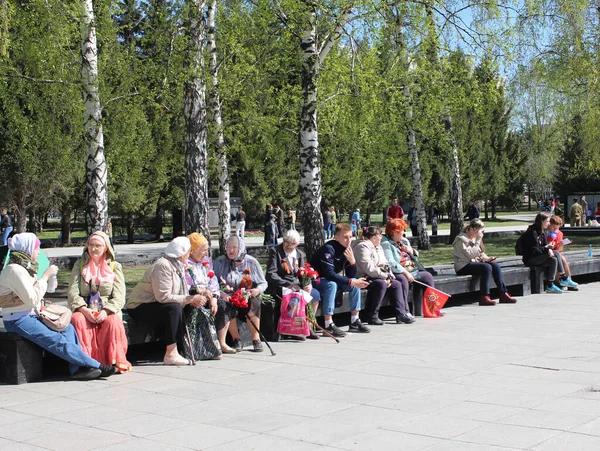 Rosja Nowosybirsk 2019 Starsze Kobiety Osoby Siedzące Ławce Parku Rozmawiające — Zdjęcie stockowe