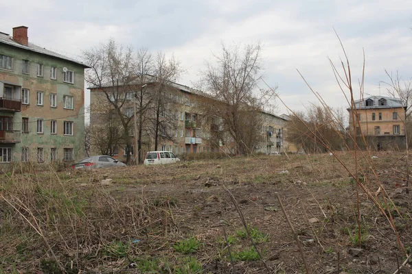 Russland Nowosibirsk 2019 Schmutziger Hof Mit Ungepflegtem Müll Für Autos — Stockfoto