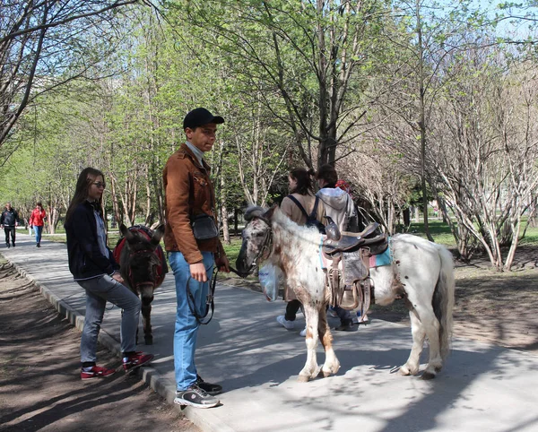 Russland Nowosibirsk 2019 Ein Mann Und Ein Mädchen Mit Einem — Stockfoto