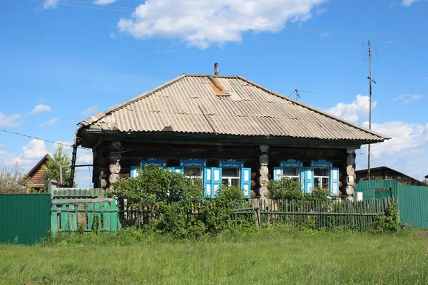 Старый Деревянный Дом Деревне Летом Саду — стоковое фото