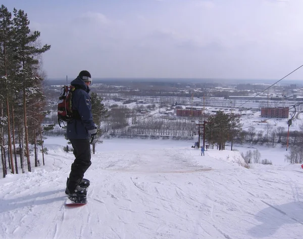 Russia Novosibirsk 2009 Man Skis Rides Slope Mountain Winter Snow — Stock Photo, Image