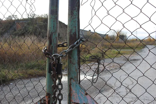 Puertas Hierro Cerradas Con Una Valla Zona Restringida — Foto de Stock