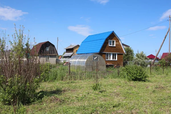 Ξύλινα Σπίτια Στο Χωριό Για Λαχανόκηπο Θερμοκήπιο — Φωτογραφία Αρχείου